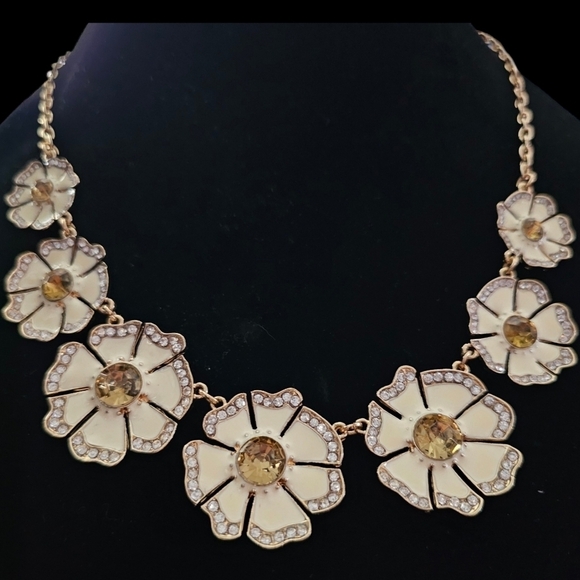 Beautiful floral gold & cream bib necklace with yellow and clear crystal accents - Picture 3 of 5